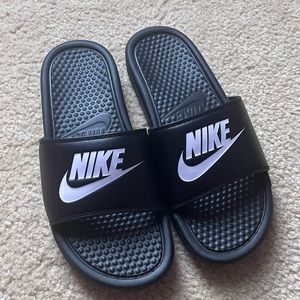 NIKE SLIDES